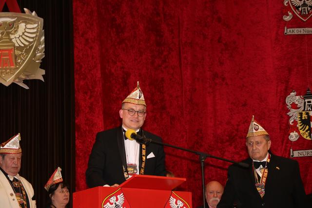 Goldene Eule am roten Band für Landtagspräsidentin a.D. Barbara Stamm bei der Prunksitzung der Ak 04 im Gesellschaftshaus Gartenstadt. | Foto: John R. Braun