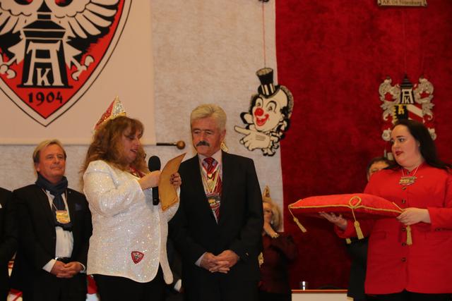 Goldene Eule am roten Band für Landtagspräsidentin a.D. Barbara Stamm bei der Prunksitzung der Ak 04 im Gesellschaftshaus Gartenstadt. | Foto: John R. Braun