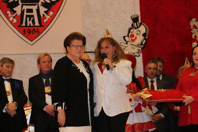 Goldene Eule am roten Band für Landtagspräsidentin a.D. Barbara Stamm bei der Prunksitzung der Ak 04 im Gesellschaftshaus Gartenstadt. | Foto: John R. Braun