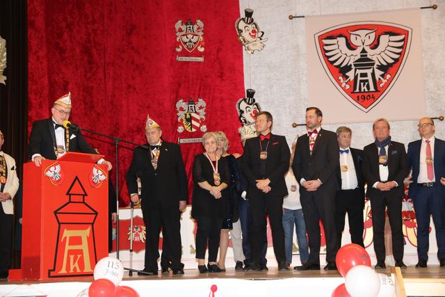 Goldene Eule am roten Band für Landtagspräsidentin a.D. Barbara Stamm bei der Prunksitzung der Ak 04 im Gesellschaftshaus Gartenstadt. | Foto: John R. Braun