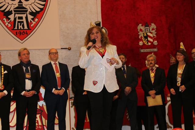 Goldene Eule am roten Band für Landtagspräsidentin a.D. Barbara Stamm bei der Prunksitzung der Ak 04 im Gesellschaftshaus Gartenstadt. | Foto: John R. Braun