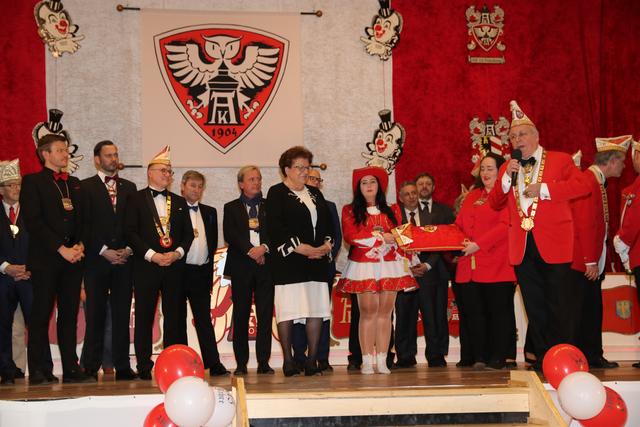 Goldene Eule am roten Band für Landtagspräsidentin a.D. Barbara Stamm bei der Prunksitzung der Ak 04 im Gesellschaftshaus Gartenstadt. | Foto: John R. Braun