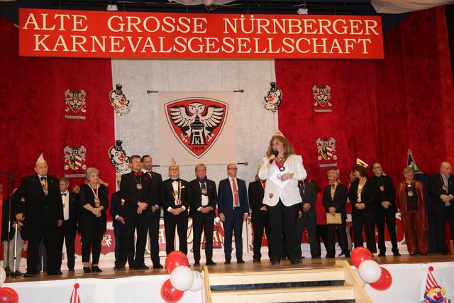 Goldene Eule am roten Band für Landtagspräsidentin a.D. Barbara Stamm bei der Prunksitzung der Ak 04 im Gesellschaftshaus Gartenstadt. | Foto: John R. Braun