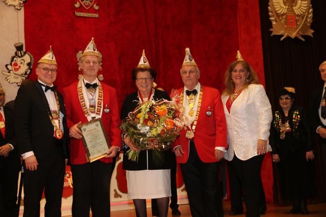Goldene Eule am roten Band für Landtagspräsidentin a.D. Barbara Stamm bei der Prunksitzung der Ak 04 im Gesellschaftshaus Gartenstadt. | Foto: John R. Braun