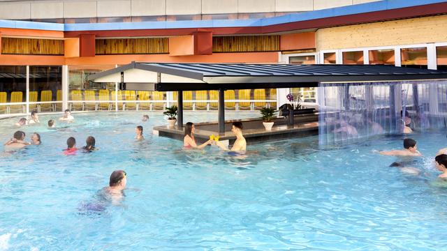 Verschiedene Biersorten, Soft-Drinks und Cocktails, natürlich auch in autofahrerfreundlichen alkoholfreien Varianten, gehören zum Angebot der Pool-Bar.�