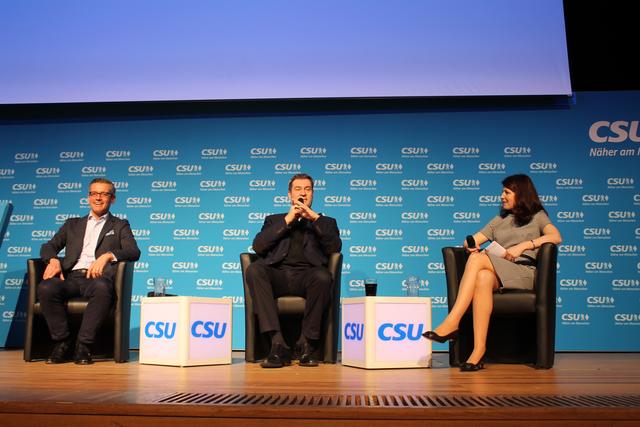 Gute Stimmung auf dem Podium (v.l.) Dr. Michael Fraas, Dr. Markus Söder und Anna Freyberger | Foto: Victor Schlampp