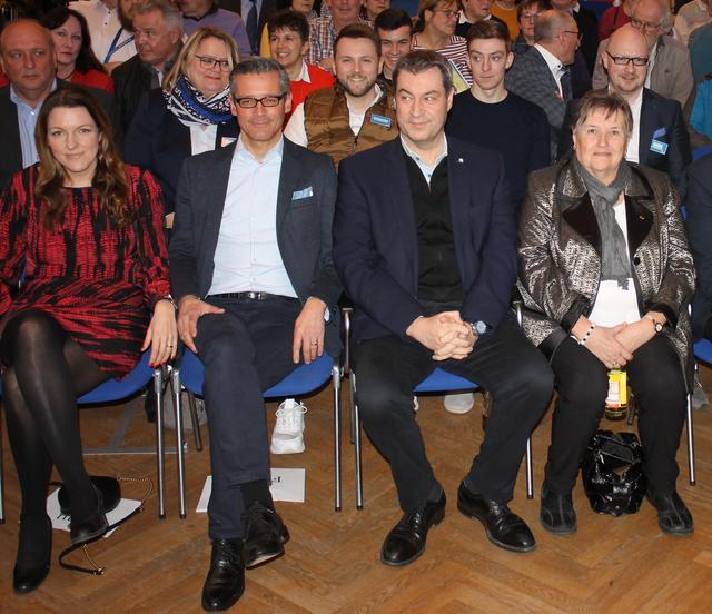 Kurz vor dem Beginn (v.l.) Dr. Michael Fraas (2.v.l.) zusammen mit seiner Frau Karin (l.), Dr. Markus Söder und Rosy Stengel (CSU-Stadträtin Schwabach). | Foto: Victor Schlampp