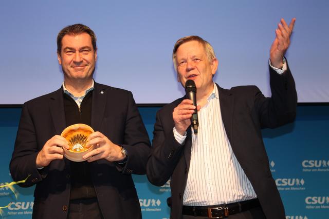 Als Dankeschön überreicht Karl Freller dem Bayerischen Ministerpräsident eine vergoldete Jakobsmuschel. | Foto: Victor Schlampp