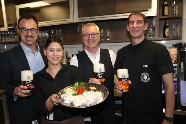 Tucher-Gastronomiedirektor Jörg Träger, Kellnerin Seval
Okonur, Tucher-Verkaufsdirektor Bernd Herrmann und
Schalander-Wirt Oliver Henkel (v.li).