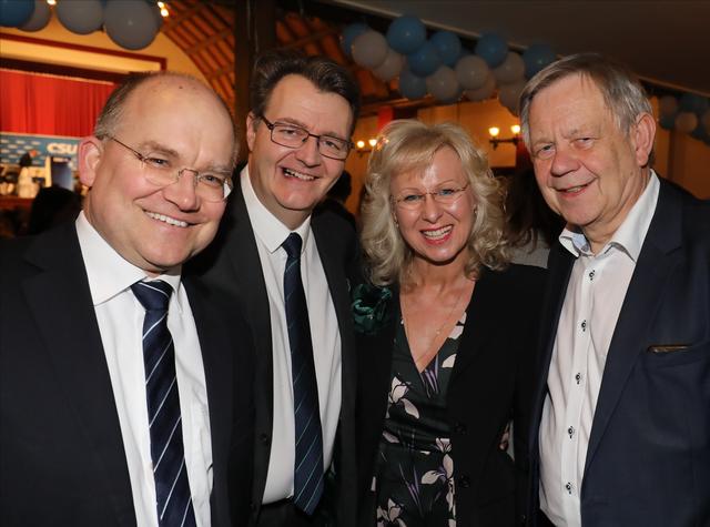 Die CSU-Bundestagsabgeordneten Sebastian Brehm und Michael Frieser mit CSU-Stadtratskandidatin Gerlinde Mathes und Landtagsvizepräsident Karl Freller (v.li.). | Foto: Udo Dreier