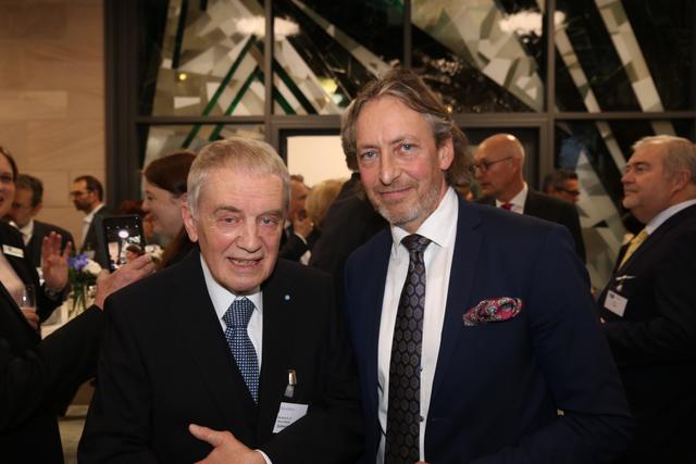 NÜRNBERGER-Ehrenaufsichtsratsvorsitzender Hans-Peter Schmidt (li.) mit IHK-Vizepräsident Thomas Förster ("Bratwurst Röslein"). | Foto: John R. Braun