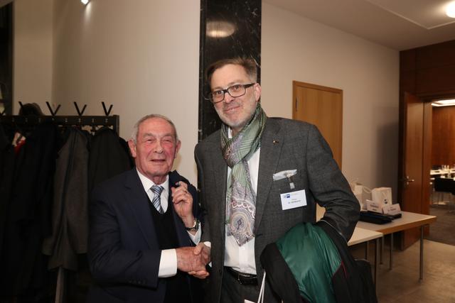 Gastronomie-Legende Werner Behringer (Bratwursthäusle bei St. Sebald, li.) mit Dr. Thomas Hörlbacher. | Foto: John R. Braun