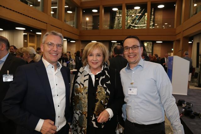 IHK-Vize Dr. Christian Bühler (MittelstandsInvest Dr. Bühler GmbH, Zirndorf) mit Journalistin Evi Kurz (Ludwig Erhard Zentrum) und Hotelier Jörg Schlag (ARVENA Hotels, v.li.). | Foto: John R. Braun