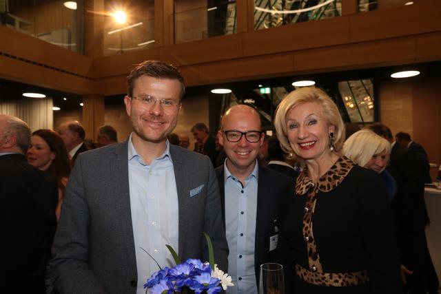 Die OB-Kandidaten Marcus König (li., CSU) und Sebastian Brehm (SPD) mit Kulturreferentin Prof. Dr. Julia Lehner, die sich um das Amt der Kulturbürgermeisterin bewirbt. | Foto: John R. Braun