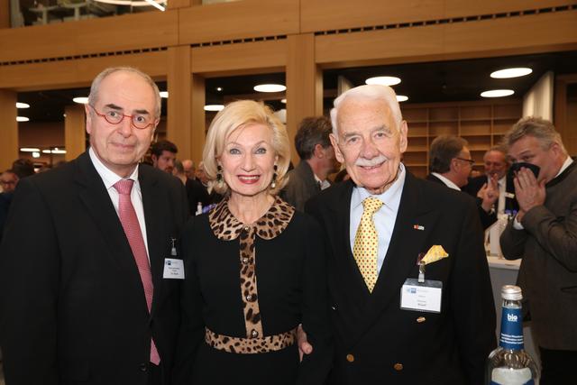Mittelfrankens Regierungspräsident Dr. Thomas Bauer, Nürnbergs Kulturreferentin Prof. Dr. Julia Lehner und Konsul Nikolaus Knauf (Gesellschafter der Firma Knauf Gips, v.li.). | Foto: John R. Braun