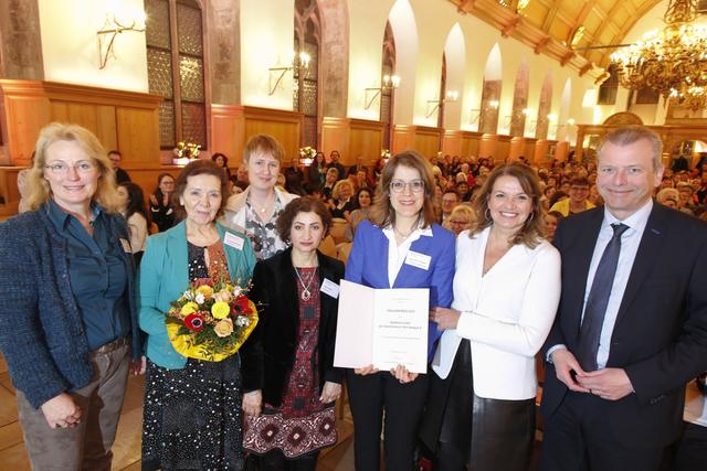 Oberbürgermeister Dr. Ulrich Maly (rechts) und Frauenbeauftragte Hedwig Schouten (hinten) übergeben den Preis an die Stadtteilmütter.