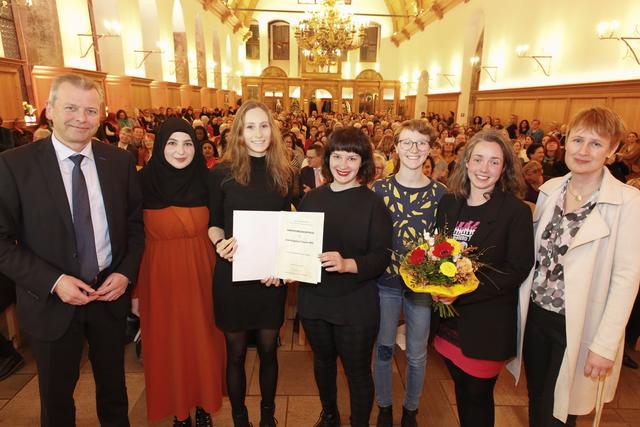 Oberbürgermeister Dr. Ulrich Maly (links) und Frauenbeauftragte Hedwig Schouten (rechts) übergeben den Preis an die Interreligiöse Frauen-WG.