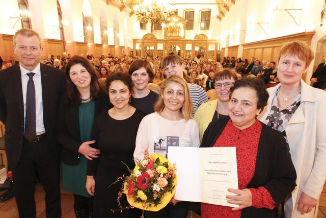 Oberbürgermeister Dr. Ulrich Maly (links) und Frauenbeauftragte Hedwig Schouten (rechts) übergeben den Preis an das Internationale Frauen- und Mädchenzentrum e.V.