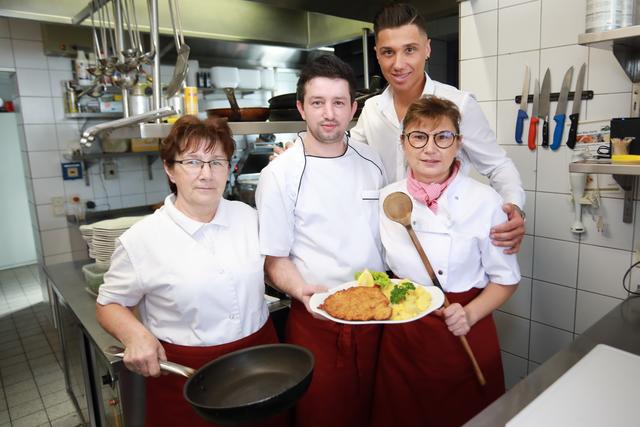 Das fleißige Küchenteam vom Gasthaus "Zur Grünen Au" in Erlangen-Bruck. | Foto: Jürgen Friedrich