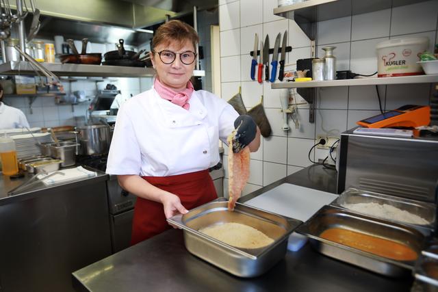 Blitzblanke Küche: Köchin &amp; Wirtin Barbara Palmer paniert ein Schnitzel. | Foto: Jürgen Friedrich