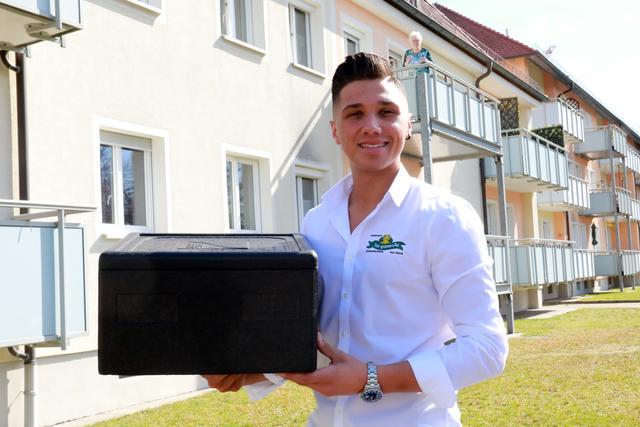 Marcel Palmer liefert Essen zu einer Kundin in der Erlanger Sudetenstraße. | Foto: Jürgen Friedrich
