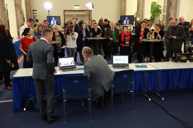 Journalisten und Kandidaten warten auf gesicherte Zahlen | Foto: Jürgen Friedrich
