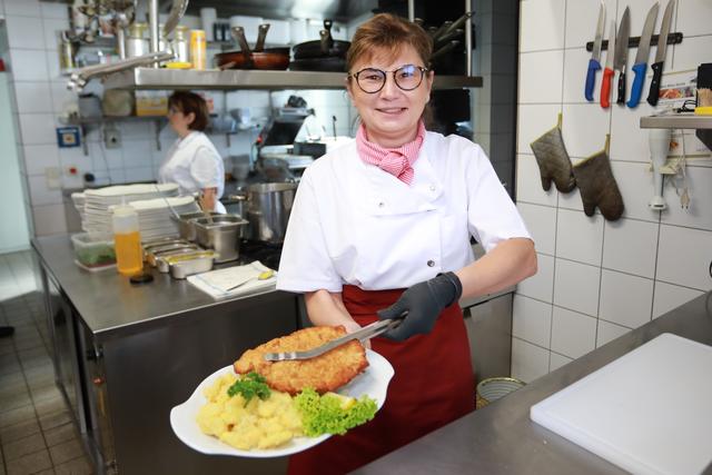 Guten Appetit! Chefin Barbara mit dem saftigen Wiener Schnitzel. | Foto: Jürgen Friedrich