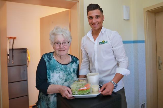 Marcel Palmer beliefert Hermine S. (75). | Foto: Jürgen Friedrich
