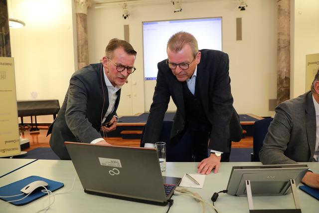 Der Amtsinhaber Dr. Ulrich Maly (re.) verfolgt mit Wolf Schäfer, dem Wahlleiter für Nürnberg, die aktuellen Hochrechnungen im Presse-Club | Foto: Jürgen Friedrich