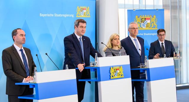 Wirtschaftsminister Hubert Aiwanger (FW), Ministerpräsident Dr. Markus Söder (CSU), Gesundheitsministerin Melanie Huml (CSU) und Innenminister Joachim Herrmann (CSU) bei der Pressekonferenz.