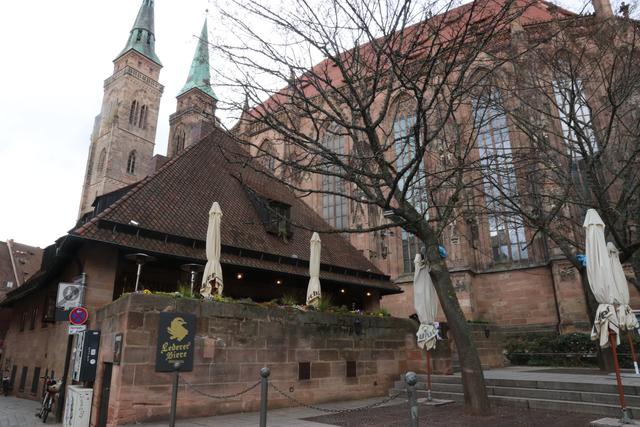 700 Jahre lang werden an der Stelle des Bratwursthäusles neben St. Sebald schon Nürnberger Bratwürste verkauft. | Foto: John R. Braun