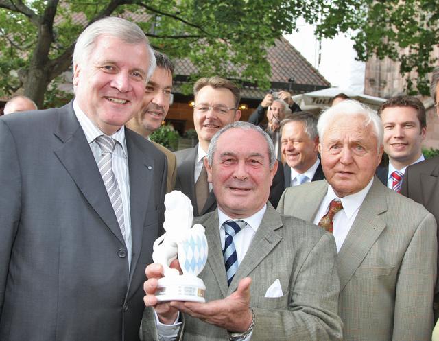 Von Ministerpräsident Horst Seehofer (li., mit CSU-Legende Oscar Schneider re.) gab‘s den Bayerischen Löwen. | Foto: Udo Dreier