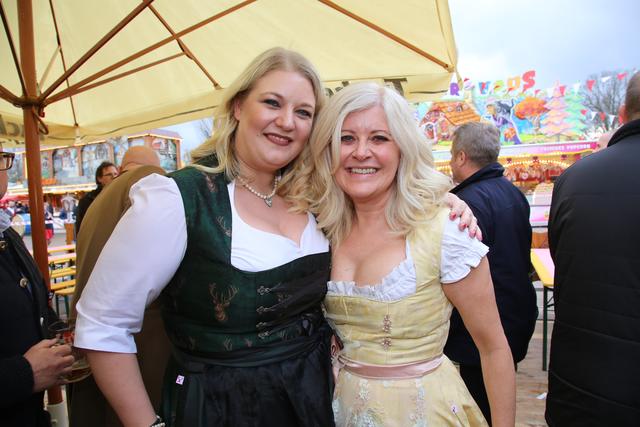 Volksfestkönigin a.D. Kathrin Kohlmann (li.) und Nürnbergs Dirndlqueen Marion Wörlein müssen heuer zu Ostern daheim bleiben. | Foto: Udo Dreier