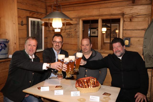 Prost! Tucher-Gastronomiedirektor Jörg Träger (2.v.li.) stößt mit Tucher-Weißbier mit Gerhard Rippel (li.), Axel Müller („Haru“, Nürnberg) und Florian Dittmayer (re., „Tio“/„Tio Rustica“, Erlangen) auf die Zukunft des Bratwursthäusles an. | Foto: John R. Braun