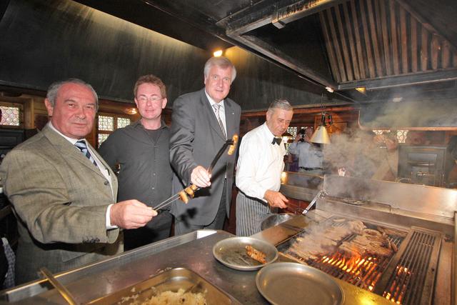 Mit Sohn Kai und Horst Seehofer am Grill im Bratwursthäusle. | Foto: Udo Dreier