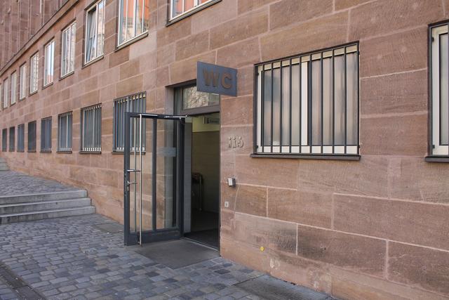 Die öffentliche Toilette am Rathaus kann benutzt werden. | Foto: Victor Schlampp