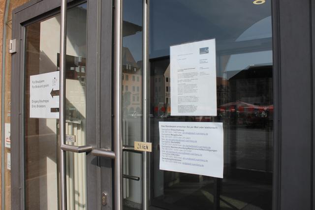 Die gesamte öffentliche Verwaltung hat in Nürnberg dichtgemacht. Anfragen am besten via Telefon oder per Mail machen. | Foto: Victor Schlampp