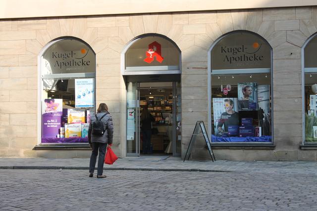 Bei den Apotheken sollen die Menschen am besten Einzeln hereinkommen und einen Sicherheitsabstand von rund 1,5 Meter zu anderen Menschen einhalten. | Foto: Victor Schlampp
