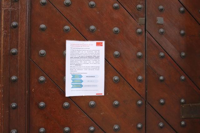 Da hilft auch ein Rütteln. Das Nürnberger Rathaus ist absofort geschlossen. Alle wichtigen Informationen hängen aus. | Foto: Victor Schlampp