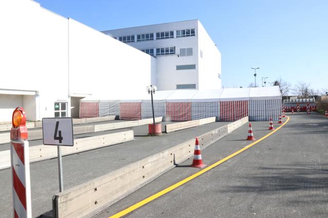 Mit seinem Know-how und seiner Ausstattung unterstützte Helmut Dölle die Errichtung der „Drive-Through-Teststation“ in der Seeackerstraße. | Foto: John R. Braun