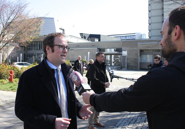 Nach der offiziellen Verkündung der Stichwahl-Ergebnisse standen beide Kandidaten den Medien Rede und Antwort.
Foto: © Stadt Erlangen / smü
