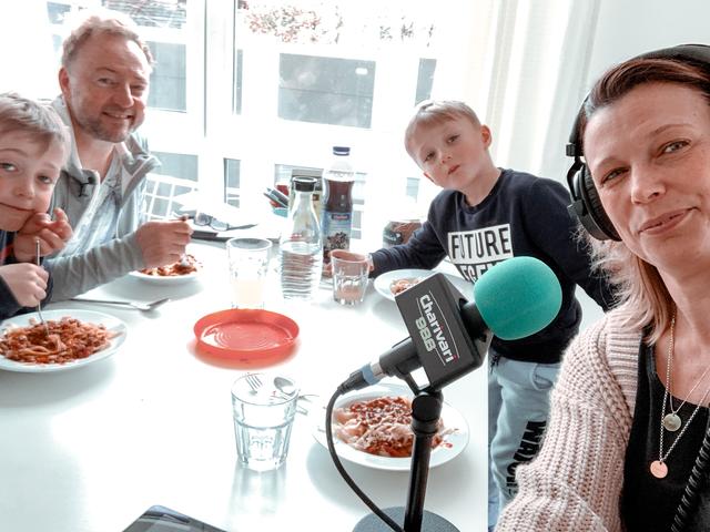 Charivari-Moderatorin Jenny Jung kann ihre Sendung zu Hause mit Familie gestalten. | Foto: Funkhaus-Nürnberg