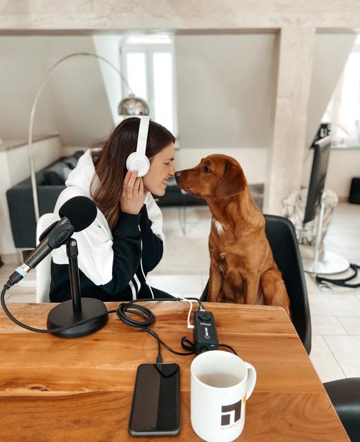 N1-Morgenmoderatorin Lisa Mai sendet von zu Hause aus mit ihrer süßen Hundedame Amy. | Foto: Funkhaus-Nürnberg