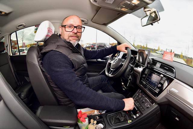 Thomas Malter in seinem Taxi. | Foto: Peter Maskow