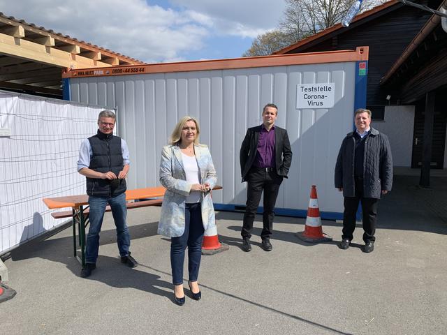 Bayerns Gesundheitsministerin Melanie Huml hat eine Schwerpunktpraxis für Covid-19 Verdachtsfälle in Deggendorf eröffnet. In Deggendorf sind auf dem Volkfestplatz in Containerbauweise Untersuchungs- und Behandlungsmöglichkeiten für Covid-19 Verdachtsfälle errichtet worden. Von links: MdL StM Bernd Sibler, Bayerns Gesundheitsministerin Melanie Huml, der zuständige Versorgungsarzt Dr. Peter Kraut und Landrat Christian Bernreiter (in angemessenem Abstand).  | Foto: StMGP