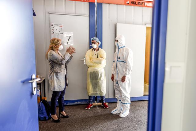 Melanie Huml (l.) im Gespräch mit einem Arzt und einem Helfer. | Foto:  StMGP