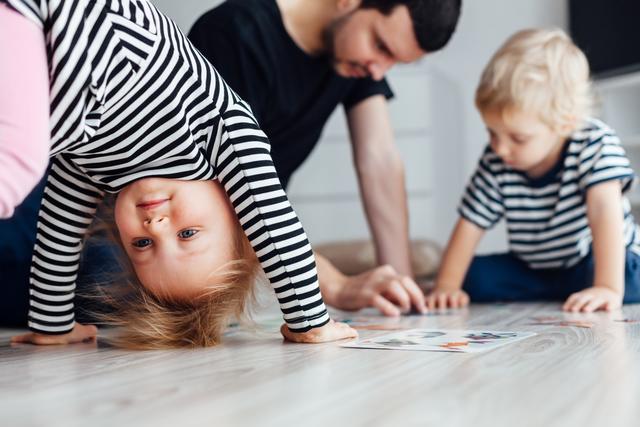Zu einem strukturierten Tagesablauf mit Kindern gehören auch Zeiten zum gemeinsamen Spielen und Bewegen.