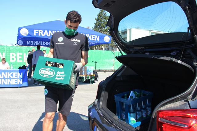 Auch die Profis der SpVgg Greuther Fürth, hier Innenverteidiger Maximilian Bauer, halfen beim Beladen der Autos.