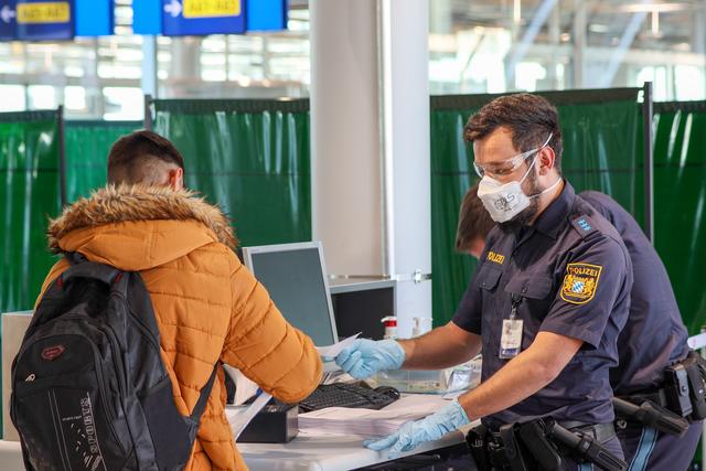 Die ersten Erntehelfer kommen in Nürnberg an. | Foto: Airport Nürnberg