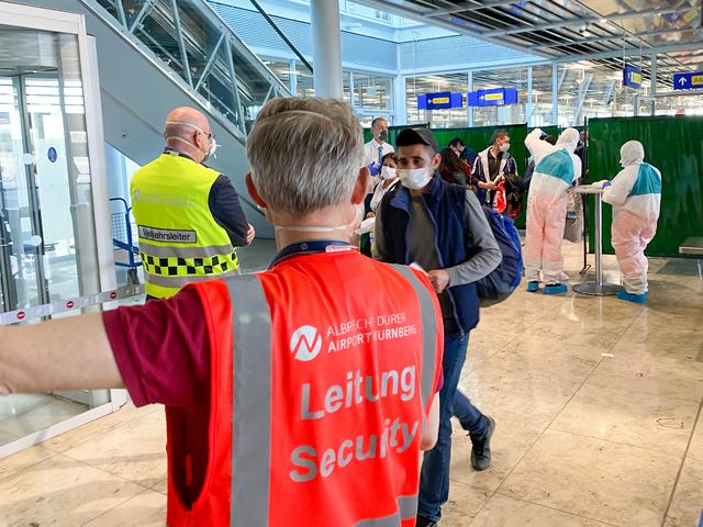 Die ersten Erntehelfer kommen in Nürnberg an. | Foto: Airport Nürnberg
